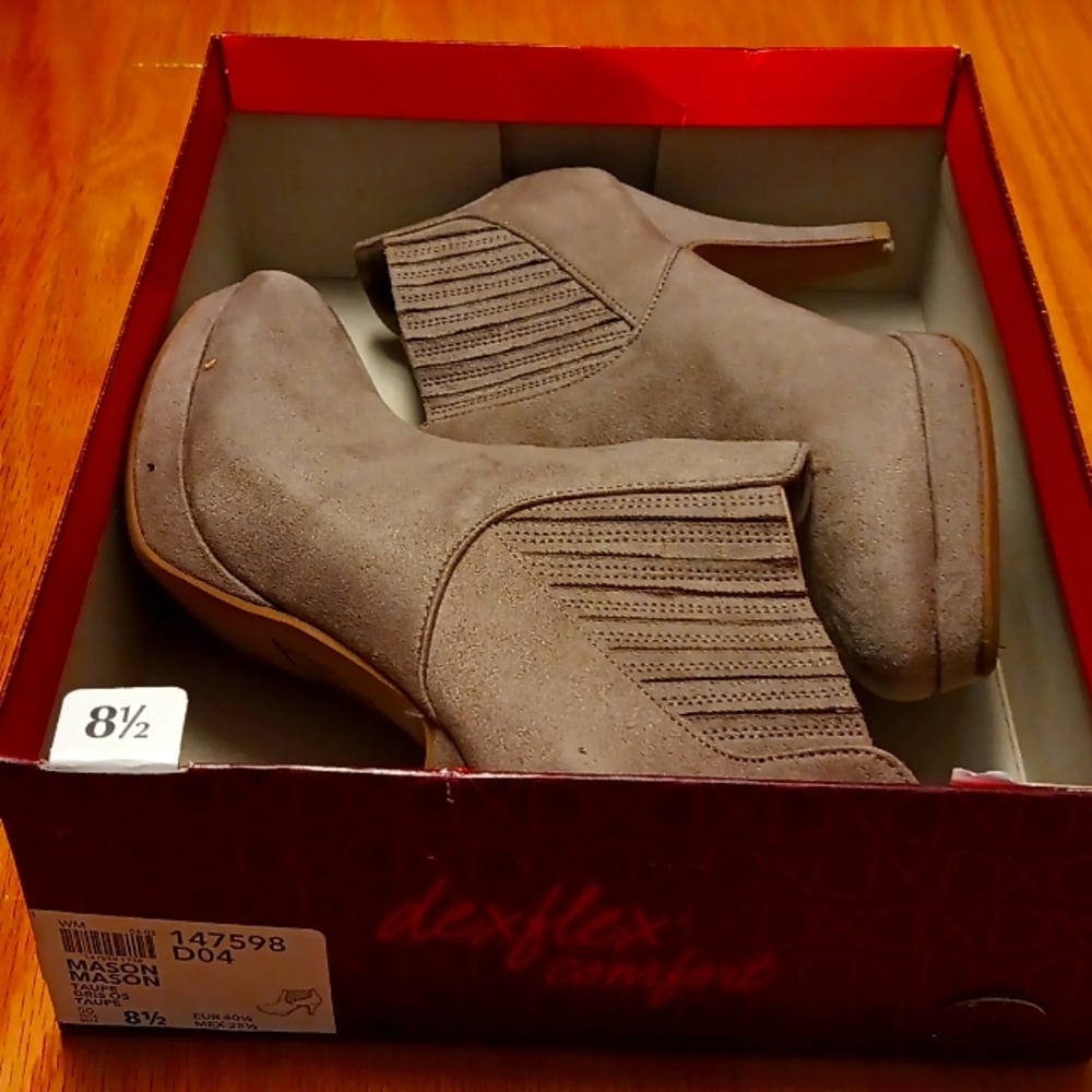 Women's size 8.5 brown heeled boots.
